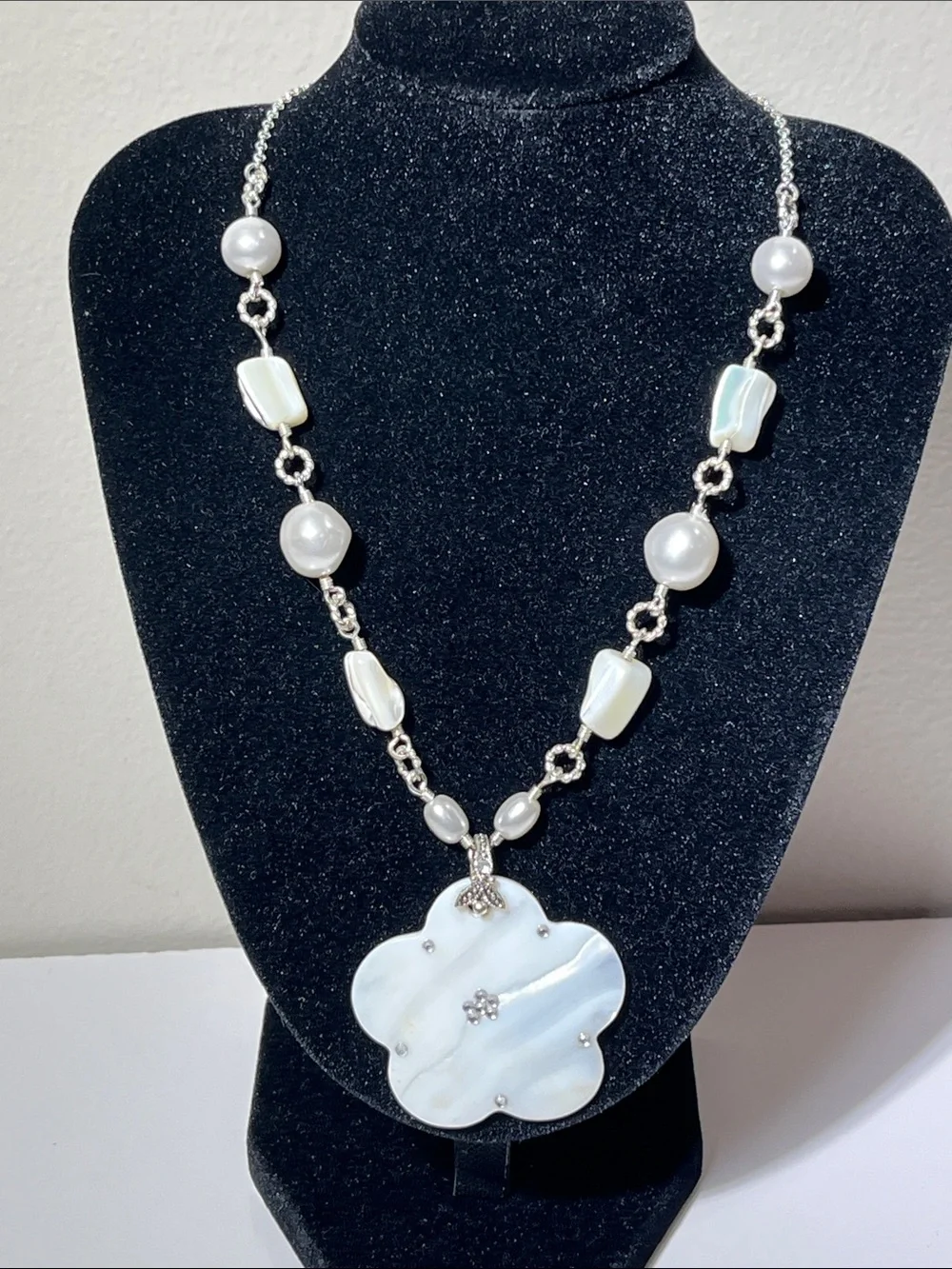 Vintage Mother of Pearl (MOP) Flower Pendant Necklace